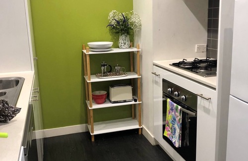 Port Melbourne Apartment | 2 Minutes - Beach & Bay Street location