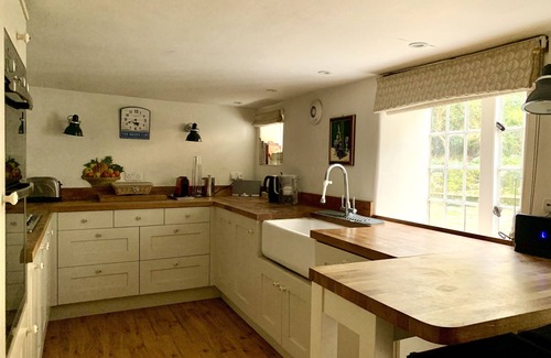 Shaftesbury Cottage | 2 minutes to the park & High Street! Family-sized thatched country cottage
