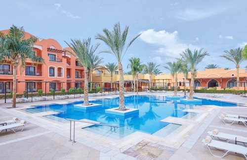 El Quseir Hotel | 2 Modern Rooms with Heated Pools, Spa and Aqua Coraya Water Park Acess