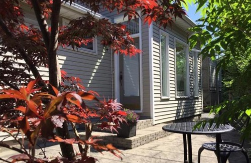 Historic Old Town Bed & Breakfast | 2 Moon Cottage