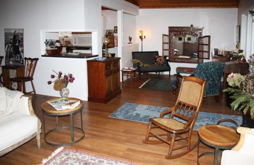 Historic Old Town Bed & Breakfast | 2 Moon Cottage