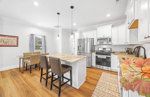 Drayton House | 2 New Townhomes | 2024 Spartanburg Stay for 9