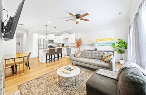 Drayton House | 2 New Townhomes | 2024 Spartanburg Stay for 9