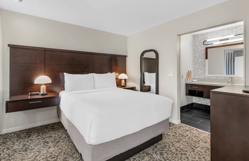 Chatsworth Hotel | 2 One-bedroom Condos w/Free Breakfast & Outdoor Fireplace, Close to Wineries