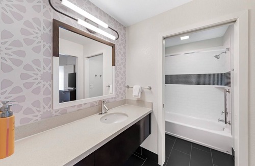 Chatsworth Hotel | 2 One-bedroom Condos w/Free Breakfast & Outdoor Fireplace, Close to Wineries