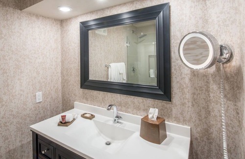 Barron Park House | 2 Peaceful Creekside Room with Free Parking, Balcony & Heated Pool