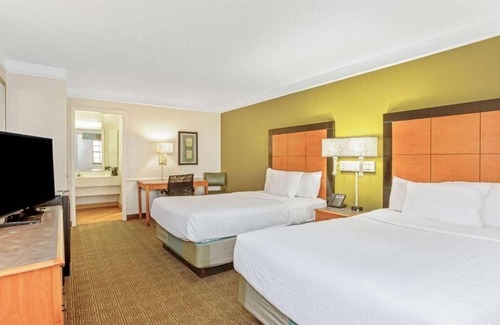 Orlando Hotel | 2 Pet-Friendly Rooms | Free Breakfast & Parking | Pool | Close to Orlando Fun