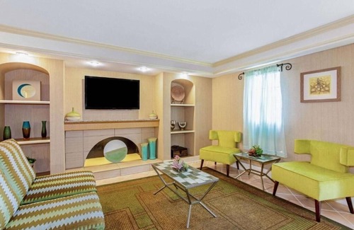 Orlando Hotel | 2 Pet-Friendly Rooms | Free Breakfast & Parking | Pool | Close to Orlando Fun