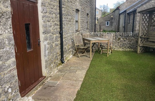 Blackwell in the Peak Cottage | 2 PRIMITIVE MEWS, pet friendly, with open fire in Chelmorton