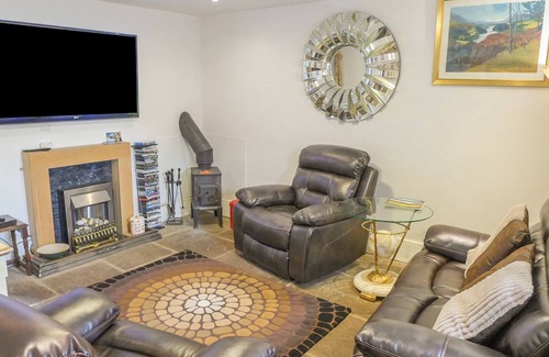 Blackwell in the Peak Cottage | 2 PRIMITIVE MEWS, pet friendly, with open fire in Chelmorton