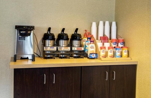 Linthicum Heights House | 2 Relaxing Rooms w/Free Shuttle and Coffee – Perfect for Pet Owners