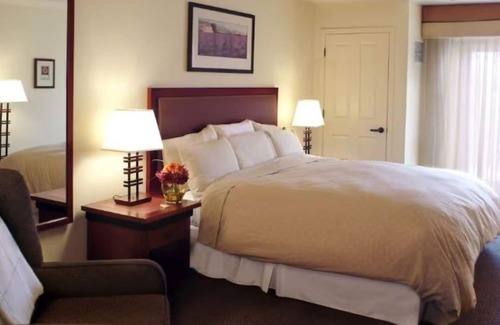 Pleasanton Hotel | 2 Relaxing Units | A Short Ride to Vineyards | Room w/Kitchen
