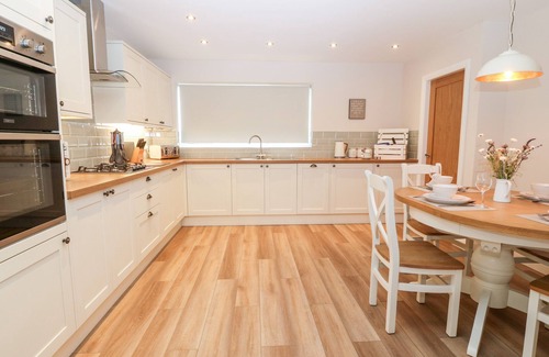 Groeslon Cottage | 2 RHOSLYN, family friendly, character holiday cottage in Groeslon