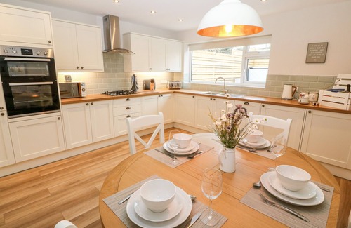Groeslon Cottage | 2 RHOSLYN, family friendly, character holiday cottage in Groeslon