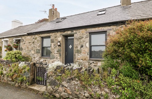 Groeslon Cottage | 2 RHOSLYN, family friendly, character holiday cottage in Groeslon