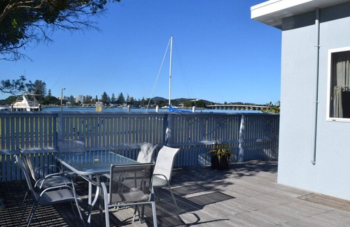 Tuncurry Cottage | 2 Rockpool Road a Waterfront Cottage