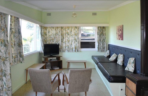 Tuncurry Cottage | 2 Rockpool Road a Waterfront Cottage