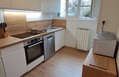 Est Apartment | 2-room apartment overlooking the park, walking distance to town center