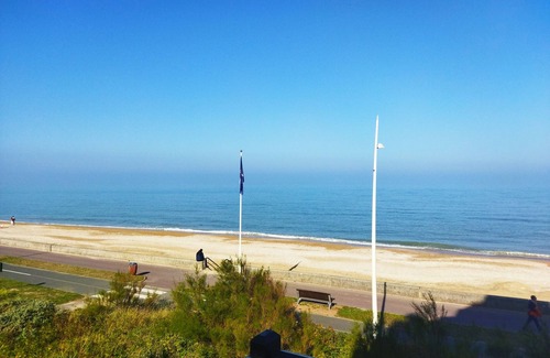 Cabourg Apartment | 2 room apartment as placed on the beach .
