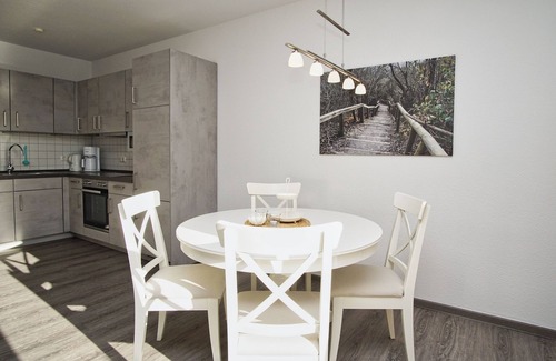 Breege Apartment | 2-room vacation apartment near the harbor with balcony - Hafenhäuser Breege FeWo 05