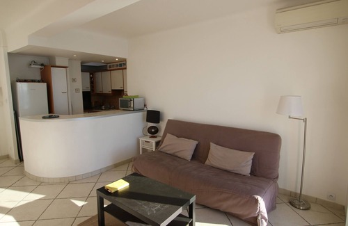 Old Town Apartment | 2 rooms, Quai Des Etats Unis Nice, exceptional view of the sea