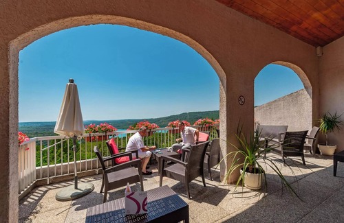 Montpezat Apartment | 2 Schlafzimmer + Coin Night Classic 2 Erwachsene und 1 Kinderterrasse