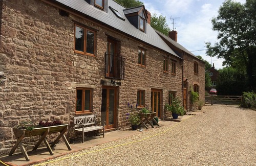 Lydney Apartment | 2 self contained bedrooms with private garden in beautiful old mill.