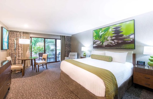 Barron Park Hotel | 2 Serene Unit with Outdoor Pool, Balcony Free Breakfast & Parking
