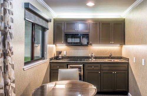 Barron Park Hotel | 2 Serene Unit with Outdoor Pool, Balcony Free Breakfast & Parking