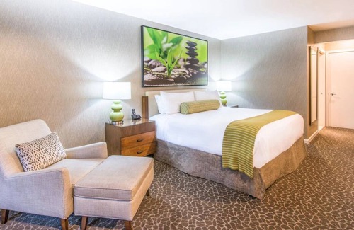 Barron Park Hotel | 2 Serene Unit with Outdoor Pool, Balcony Free Breakfast & Parking