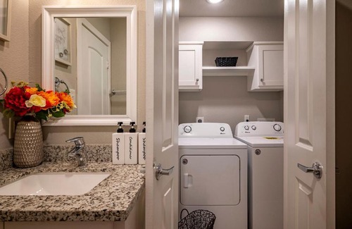 Spring Branch Central Apartment | 2 Stylish 3BR Galleria-Downtown Free Parking