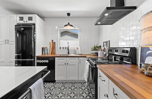 Tampa House | 2 Swings Farmhouse Bungalow · Luxury - Pet Friendly, Farmhouse Bungalow DT Tampa