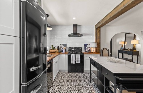 Tampa House | 2 Swings Farmhouse Bungalow · Luxury - Pet Friendly, Farmhouse Bungalow DT Tampa
