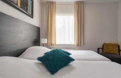 De Bult Hotel | 2 Units Lakeview Close to Giethoorn Excursions & Wetland Trail
