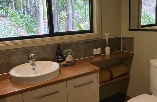 Currumbin Valley House | 2 x queen bedrooms, 2 x ensuite's, 1 guest lounge, outdoor bbq kitchen and pool.