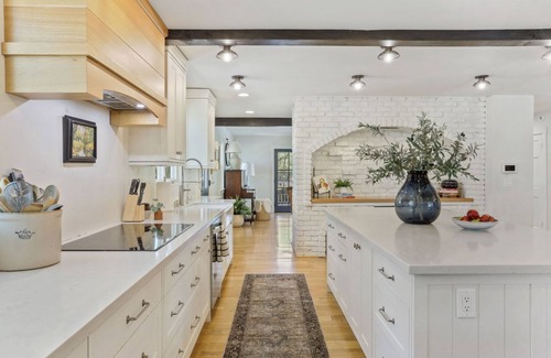 Rescue House | 20 Acre- Modern Farmhouse Estate-Custom Pickleball court! Pool! Game room!