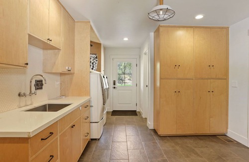 Rescue House | 20 Acre- Modern Farmhouse Estate-Custom Pickleball court! Pool! Game room!