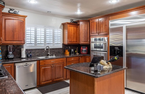 Ladera Heights House | 20% Disc.-September- Luxe Home w/Modern Vibe! King Bed, Jacuzzi, Fire Pit, BBQ+