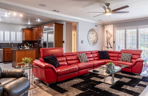 Ladera Heights House | 20% Disc.-September- Luxe Home w/Modern Vibe! King Bed, Jacuzzi, Fire Pit, BBQ+
