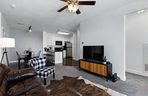 Draper Apartment | 20% off for long stay, Hot Tub, pets allowed