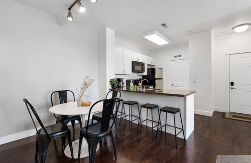 Draper Apartment | 20% off for long stay, Hot Tub, pets allowed