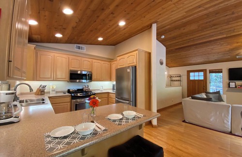 Croft House | 20% off. New! Secluded, forest, private hot tub, pets, rivers, lakes, wineries