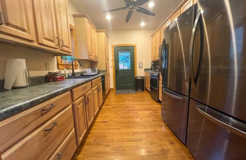 Shippenville Cabin | 200-acre Double Bore Ranch - 6 Bedroom, 8 Bathroom Lodge, Sleeps 18