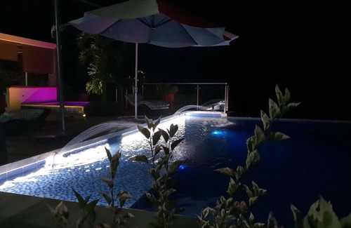 Neira House | 200 m2 modern holiday home, infinity pool, natural river. Kondo Grst. 1300 m2