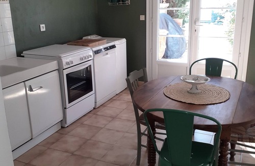 Chateauneuf-de-Gadagne Apartment | 200 meters from the heart of the village, App 55 M² WiFi In a closed courtyard, quiet
