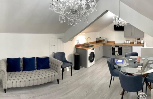 Porthcawl Apartment | 200m to Ocean, High Spec Town Centre Entire Flat, 3 Bedrooms, TVs All Rooms
