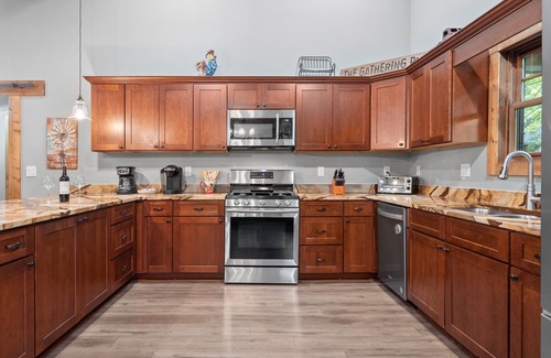 Skyland Cabin | 2019 Newly Built ~ LUXURY Cabin ~ 23 Acre Estate ~ Hot Tub ~ 8 miles to Downtown