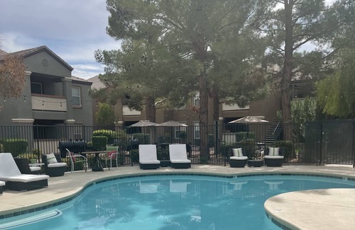 Silverado Ranch Condo | 2022 Reno | Fast Wifi | King Bed | Minutes from Las Vegas Strip