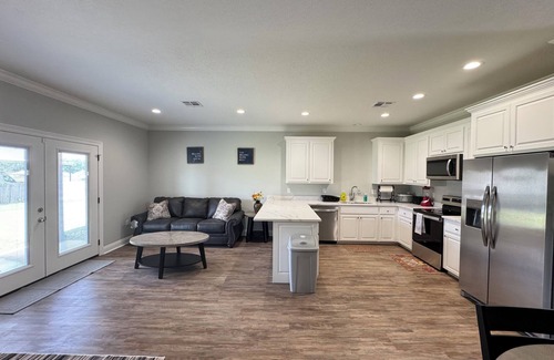 DeRidder Condo | 2027- 3-bedroom condo with comfort & amenities near Resturant’s & shopping.