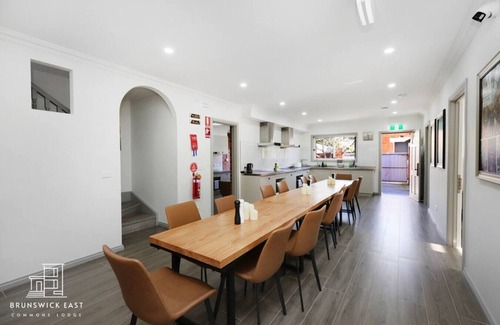 Brunswick East Hotel | 204 Stylish Twin BR w/Fast WiFi - 18 mins tram to CBD